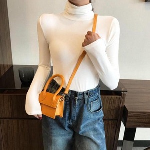 เสื้อยืดผู้หญิงคอสูงแขนยาวสีดำสีขาว - Product Image 4