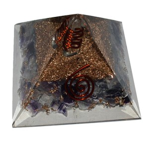 Pyramides d'orgone multi-flourite avec pointe de cristal: Pyramides d'orgone multi-flourite avec pointe de cristal à vendre - Product Image 1
