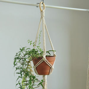 Cintre de pot de plante en macramé moderne fait à la main avec 4 pieds Tissu de décoration moderne de l'Inde Idée cadeau du Nouvel An - Product Image 1