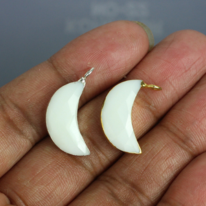 Conector de una sola pieza con forma de luna creciente de ágata blanca de 20 x 8 mm, chapado en oro de 14K, colgantes y dijes de moda étnicos unisex - Product Image 6