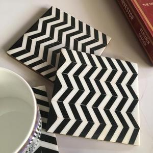 Ensemble de 4 sous-verres carrés en résine zig-zag noir et blanc de style européen pour la cuisine ou le bureau emballés dans un carton - Product Image 3