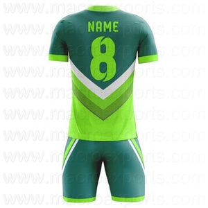 Ensemble de football vert pour enfants, nouveau modèle vierge, maillot avec technologie de sublimation en maille, quantité personnalisable, options d'expédition acceptées - Product Image 2
