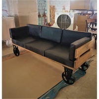 Endüstriyel Deri Çekyat Tekerlekleri |   Modern Ahşap Çerçeveli Trolley Kanepe |   Oturma Odası Daire Avlusu için Üç Kişilik Mobil Araba