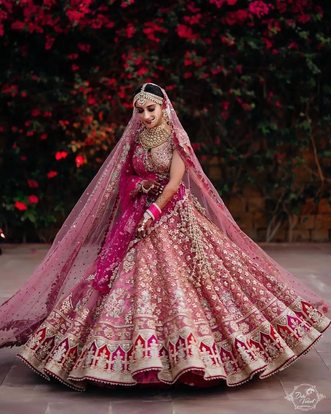 ชุดเดรสแต่งงานช้อปปิ้งออนไลน์,ชุดเดรสผู้หญิงกำมะหยี่ Lehenga สำหรับงานแต่งงานและโอกาสพิเศษสุราษฎร์อินเดีย
