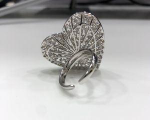 Anillo de cóctel de diamantes de corte elegante bellamente diseñado - Product Image 3