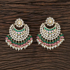 Pendiente de Meenakari de aspecto rico hecho a mano, Indo occidental, chapado en oro, 104735 de joyas Kanhai, al mejor precio - Product Image 2
