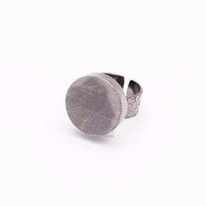 Bague ajustable plaquée rhodium noir faite à la main, pierre de lune grise naturelle, lunette classique, bijoux en laiton d'approvisionnement en gros - Product Image 1