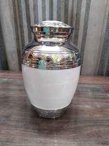 Urna grande de latón de estilo americano de Brassworld India Negro con suministros funerarios de metal superior plateado para adultos - Product Image 6