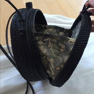 Bolso de ratán redondo de cantina cruzada de alta moda con lazo Hecho a mano sostenible en Bali Cierre de cremallera Accesorio diario de moda - Product Image 4