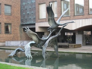 Statua di Cigno in Bronzo a Grandezza Naturale su Misura, Processo a Cera Persa, Aongking Akx-28, Fusione di Metallo, Cigni Neri in Volo per Giardino - Product Image 3