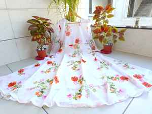 ชุดเดรสลายดอกไม้สีขาวคลาสสิกจากผ้าจอร์เจตท์เนื้อนุ่มพิมพ์ลายดอกไม้ดิจิทัล ทรงเข้ารูปและบานออกช่วงล่าง ชุดเดรสยาวสำหรับผู้หญิง - Product Image 5