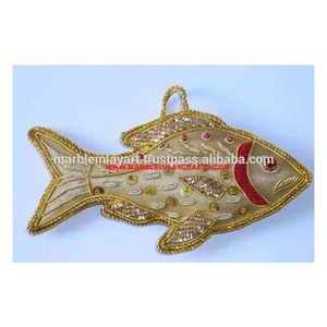 Hermoso Adorno Navideño de Pez Hecho a Mano con Zari - Product Image 1
