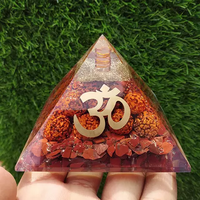 Pyramide d'orgonite artisanale de la meilleure qualité avec Rudraksha et pierre précieuse jaspe rouge, décoration d'intérieur. Achetez chez AAMEENA AGATE