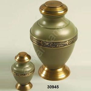 Diseño Grabado Verde Latón Arcadia Urnas De Cremación Con Urna De Recuerdo - Product Image 1