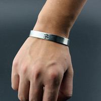 Acier inoxydable Namaste Aum Ohm Om Gravure Manchette Bracelet Bracelet pour Hommes Femmes OM Symbole Hindou Hindouisme Yoga Bijoux Cadeau