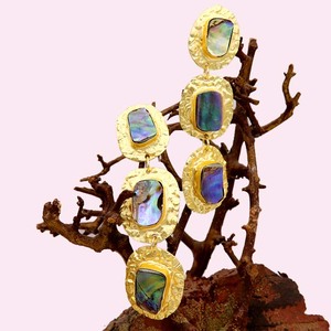 Boucles d'oreilles clous artisanales en coquillages naturels australiens, plaqué or 18 carats, alliage martelé, style vintage, pour fête, mariage, anniversaire, cadeau - Product Image 3