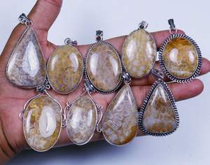 Pendentif en pierre précieuse de corail naturelle, fait par un styliste, plaqué argent, g - Product Image 3