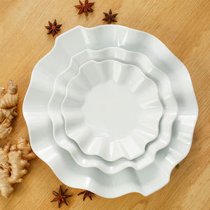 Assiettes rondes ondulées en porcelaine de style moderne OEM, tendance actuelle avec différentes tailles, vente en gros pour hôtels, restaurants - Product Image 1