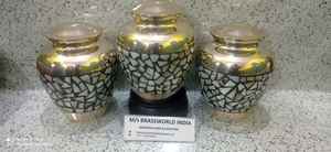 Urne funéraire en laiton de style américain Brassworld India de haute qualité, gravée en nacre, nouveau design, fournitures funéraires - Product Image 6