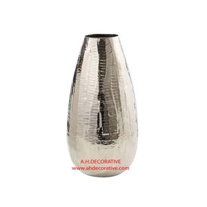 Vase à fleurs abstrait moderne en forme de bouteille en métal martelé à la main, plaqué Nickel brillant, meilleure vente - Product Image 1