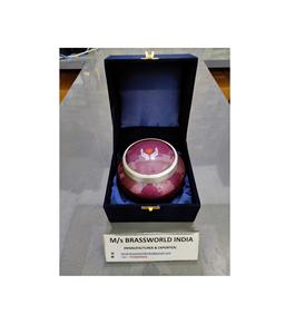 Brassworld India Urna de cremación para mascotas Odyssey pintada a mano Estilo americano Suministros funerarios para adultos con mano rezando y pata de Mascota - Product Image 1