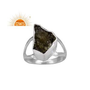 Fabricante de joyería de anillo de banda dividida de piedras preciosas de moldavita áspera natural de plata esterlina fina para ocasiones, fiestas y regalos. - Product Image 1
