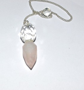 Péndulos Facetados de Cristal de Cuarzo Rosa en Venta: Los Mejores Péndulos Facetados de Cristal de Cuarzo Rosa - Product Image 1