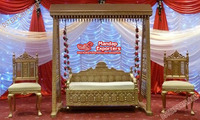 Asientos para Ceremonia Mehndi al Aire Libre, Cama Nupcial, Magnífica Decoración Mehndi, Sofá para Novia, Decoración Mehndi, Banco Nupcial para Bodas en Canadá