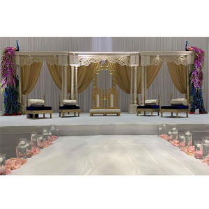 Elegante Decoración de Escenario de Tres Pilares para Bodas, Decoración de Escenario de Tres Postes para Bodas de Bollywood, Exclusivo Escenario de Boda Blanco Perla, EE. UU. - Product Image 1