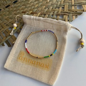 Bracelet personnalisé Bliss fait main avec drapeau |   Perles de rocaille faites à la main sur élastique |   Bijoux de voyage patriotiques personnalisés - Product Image 1