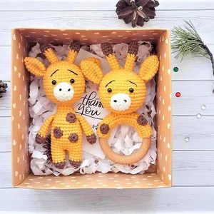 Amazon hot sell Giraffe baby and mommy crochet toy gift set for new mom, giraffe crochet toy and rattle for baby Amigurumi Baby