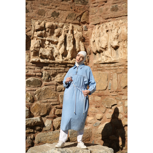 Túnica informal de mezclilla de diseño de marca, con puños en la parte inferior, estilo islámico de moda modesto - Product Image 1