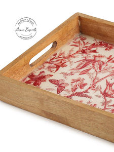 Charmant plateau en bois avec imprimé floral rouge élégant et fonctionnel pour servir ou afficher un décor - Product Image 2