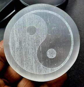 Posavasos de selenita de piedra de alta calidad Chakra Ying Yang símbolos grabado disco de carga posavasos de cristal para bebidas con soporte de café - Product Image 6