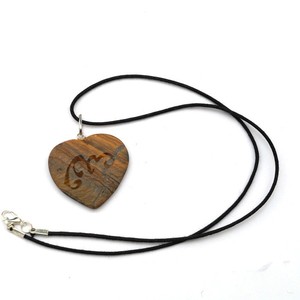 Obtenga buena calidad de colgantes de piedra curativa de ojo de tigre: colgantes de piedra curativa de ojo de tigre a la venta Colgante de Piedra grabada curativa - Product Image 1