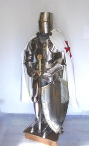 Armure de Chevalier Médiévale du 15ème Siècle, Armure Complète de Combat avec Support en Bois - Product Image 3