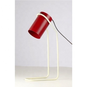 Lampe de bureau moderne minimaliste en métal, design géométrique rouge, éclairage de table intérieur, décoration de salon - Product Image 1