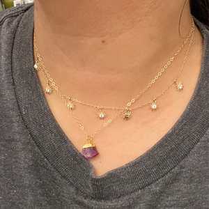 Collier pendentif en pierre de naissance brut plaqué or, collier en pierre brute, de couleur Rose - Product Image 3