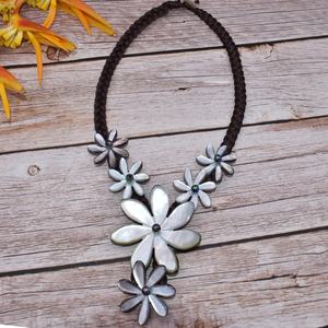 Collar de Joyería de Moda Hawaiano Tahitiano con 6 Flores de Tiaré de Nácar en Cordón Trenzado - Product Image 5