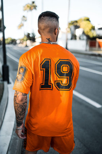 Maille de polyester orange logo personnalisé vêtements de sport pour hommes T-shirts prêts à expédier de haute qualité OEM 190gsm - Product Image 2