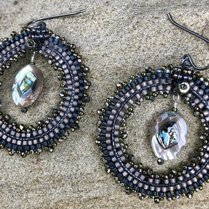   Pendientes Hechos a Mano con Cuentas de Semillas Tejidas y Abalón Facetado - Product Image 1