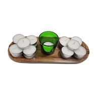 Plateau ovale en bois avec porte-bougie en verre vert et porte-encens, design minimaliste pour utilisation sur table