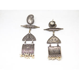 2024 nouvelles boucles d'oreilles ethniques de grande taille faites à la main en argent se ressemblent design pour femmes et filles - Product Image 2