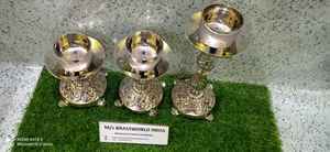 Brassworld Inde Laiton argenté Ensemble de trois bougeoirs d'autel d'église de style religieux Fournitures d'église en métal poli - Product Image 2