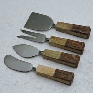 Ensemble de 4 couteaux à fromage vintage faits à la main en acier inoxydable avec manche en résine époxy et bois, écologique, design de créateur, pour la table - Product Image 4