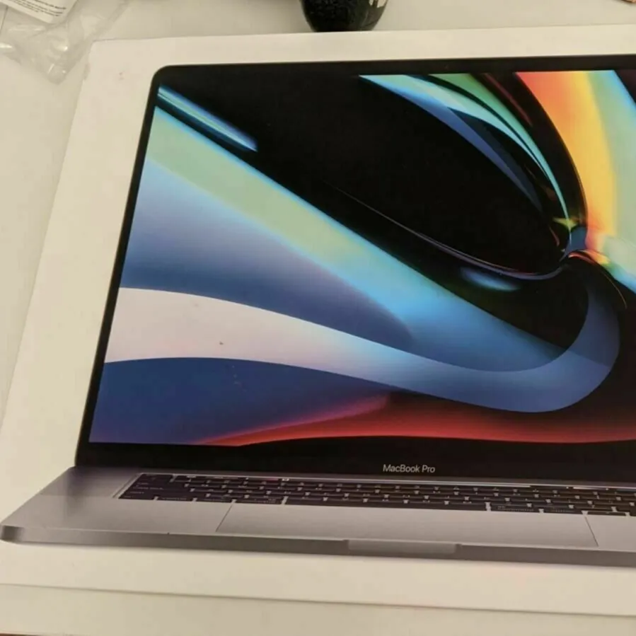 16-inch Apple MacBook Pro Touch Bar 2.4ghz 8-core i9 64gb 4TB SSD AMD 5600M 8GB