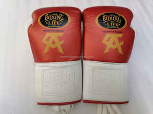 Gants de sparring en cuir de vache rouge et blanc métallisé de couleur personnalisée Gants d'arts martiaux et de boxe de qualité supérieure à lacets - Product Image 5