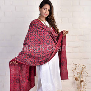 Écharpe Ajrakh en coton imprimé à la main Kutch pour femmes Dupatta de couleur naturelle pour costumes d'été teints à la main par Artisans - Product Image 1