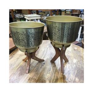 Macetas de Aluminio con Soporte de Madera, Juego de Dos Macetas de Diferentes Tamaños para Plantas de Interior y Exterior - Product Image 5