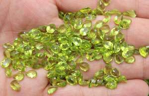 Piedra de corte facetado de peridoto natural, piedra preciosa suelta en forma de pera - Product Image 4